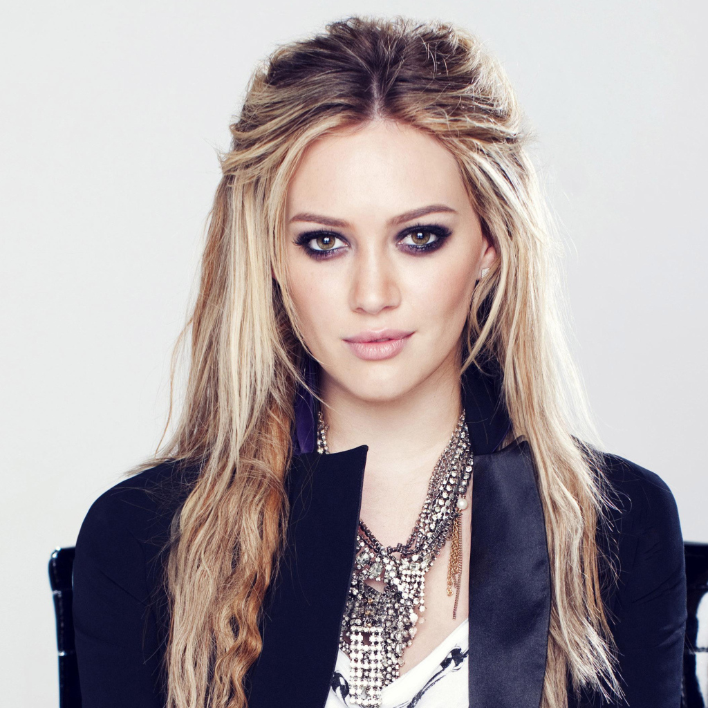 Красивая девушка, актриса Хилари Дафф с длинными волосами