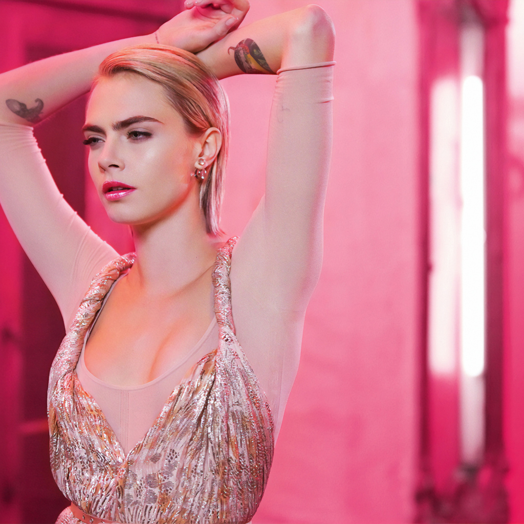 Красивая девушка актриса Кара Делевинь на розовом фоне