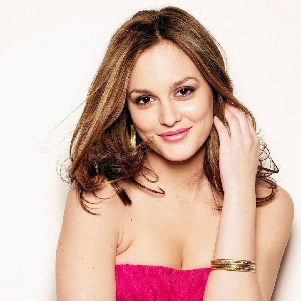 Красивая девушка актриса Лейтон Мистер на белом фоне