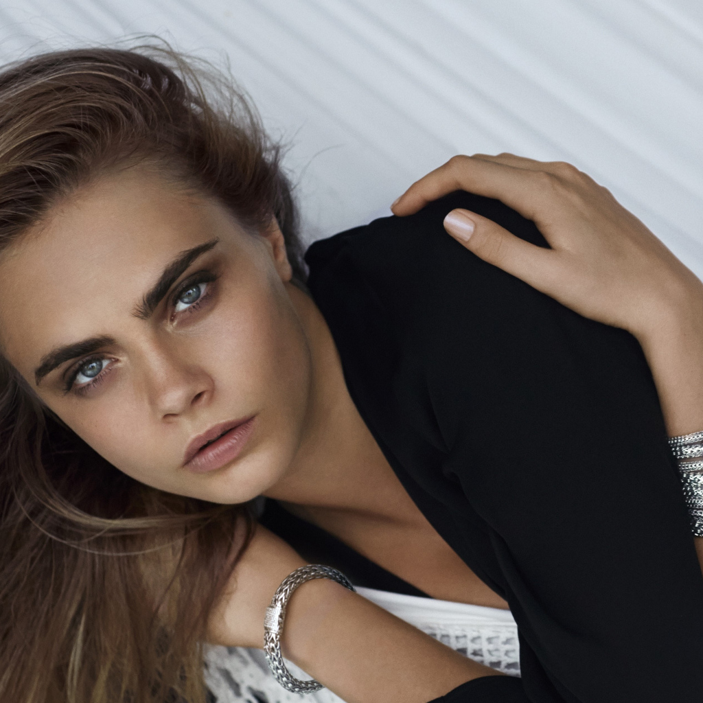 Красивая девушка актриса, модель Кара Делевинь с браслетами на руках