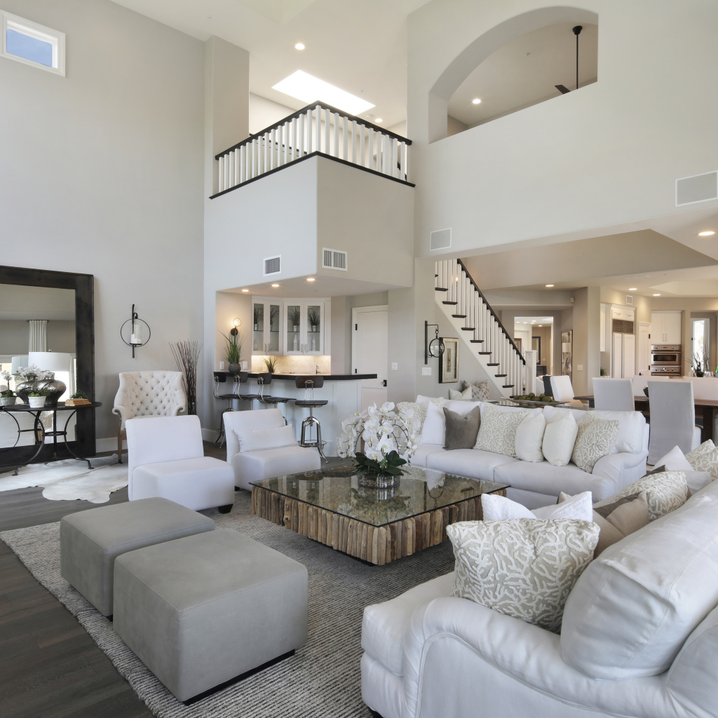 Красивая большая гостиная в белых тонах в доме