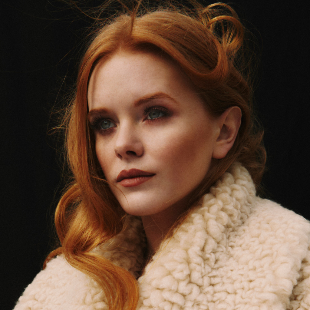 Красивая рыжеволосая девушка, актриса Эбигейл Коуэн