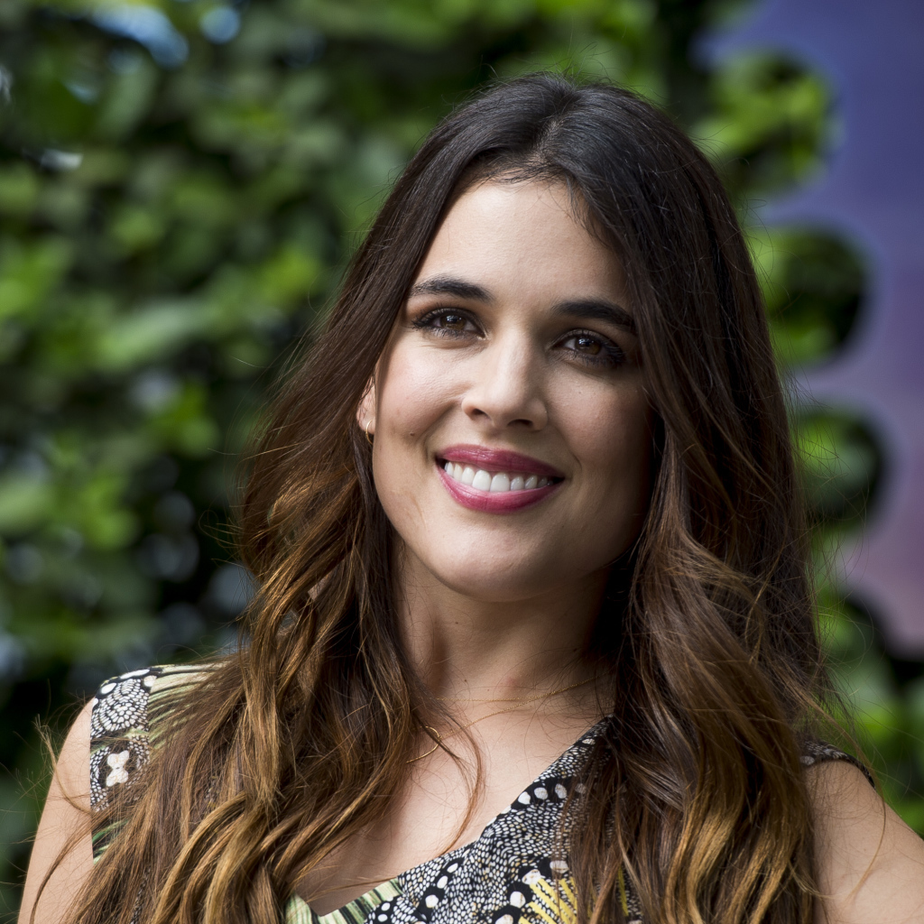 Красивая улыбающаяся девушка, актриса Адриана Угарте