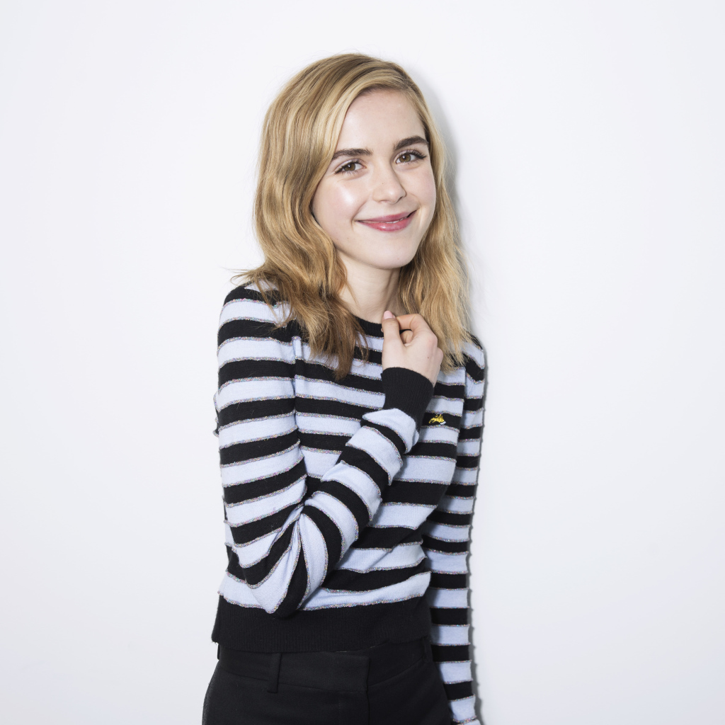 Красивая улыбающаяся девушка, актриса Кирнан Шипка