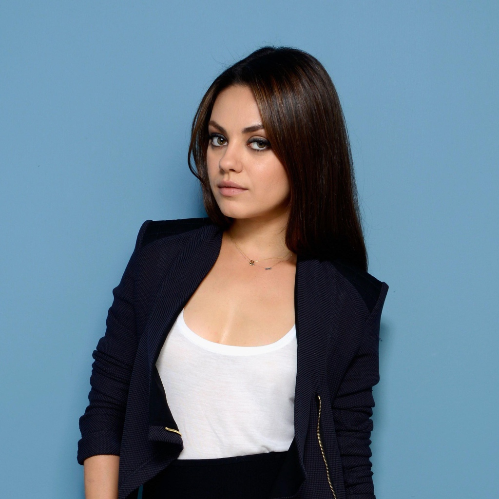 Красивая стильная актриса Мила Кунис на голубом фоне