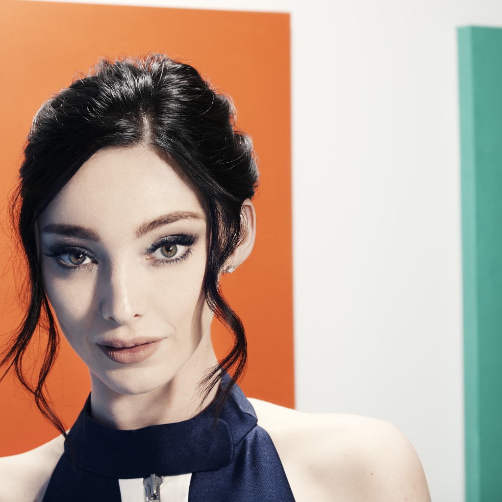 Красивая стильная темноволосая девушка, актриса Эмма Думон