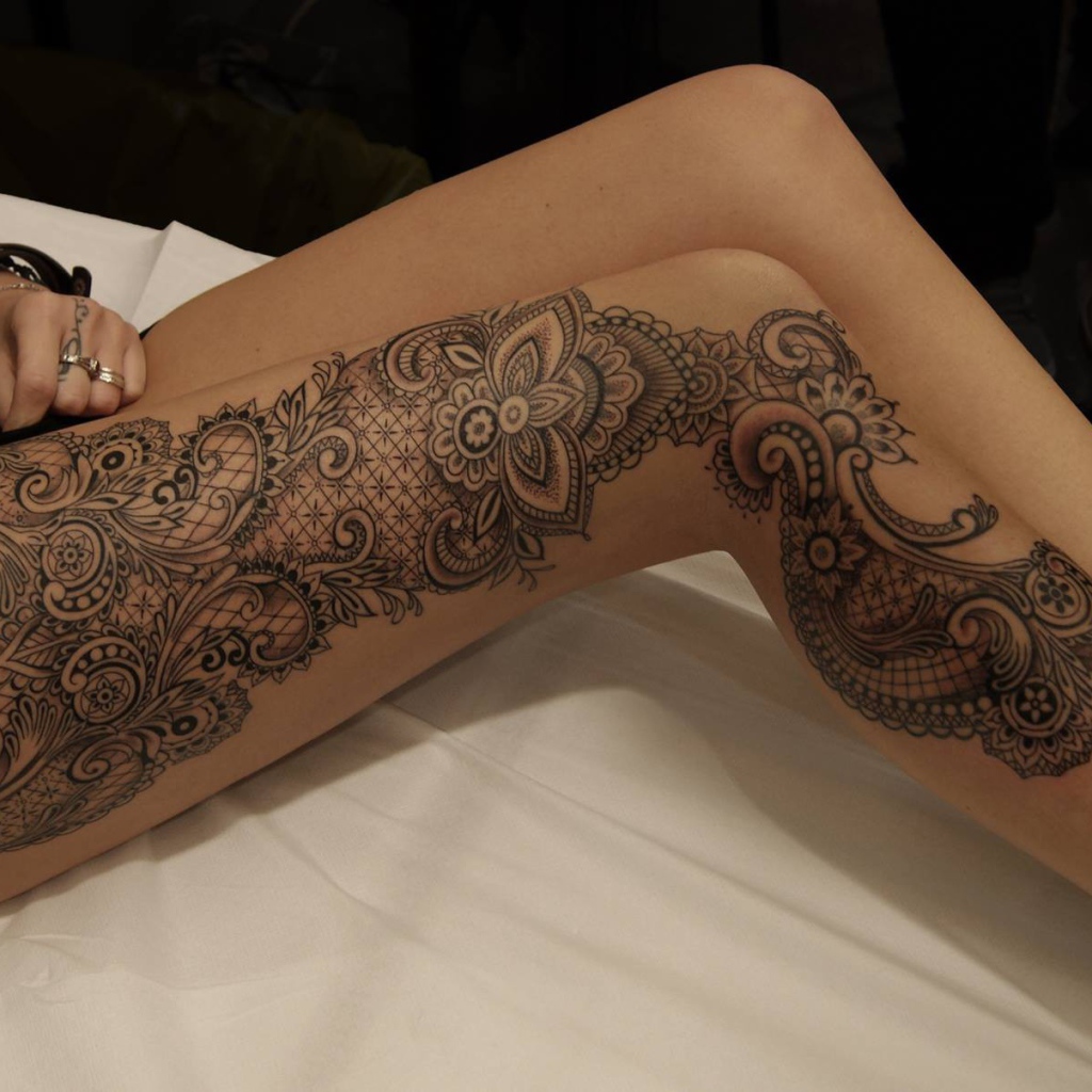 Красивая татуировка на ноге у девушки