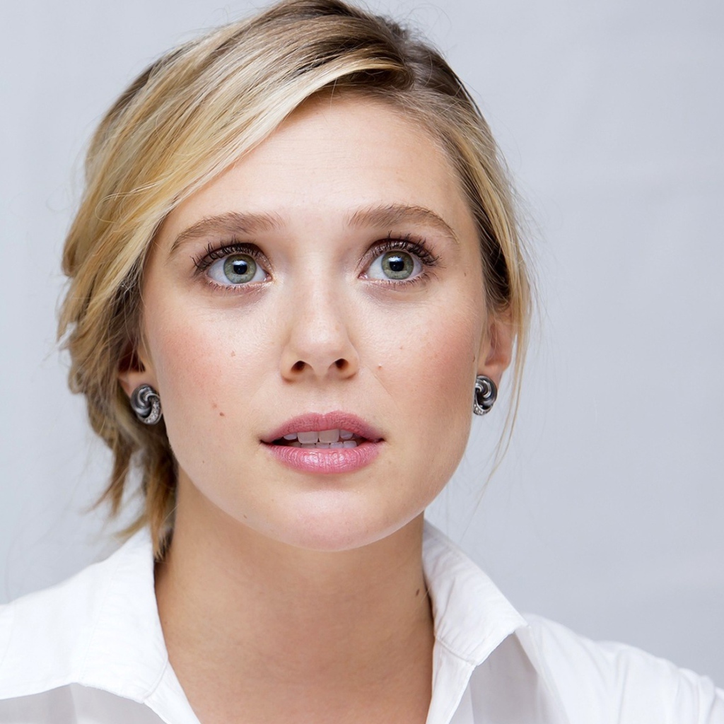 Красивая нежная блондинка, актриса Элизабет Олсен на сером фоне