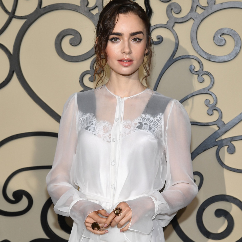 Красивая нежная девушка, актриса Лили Коллинз в белом наряде