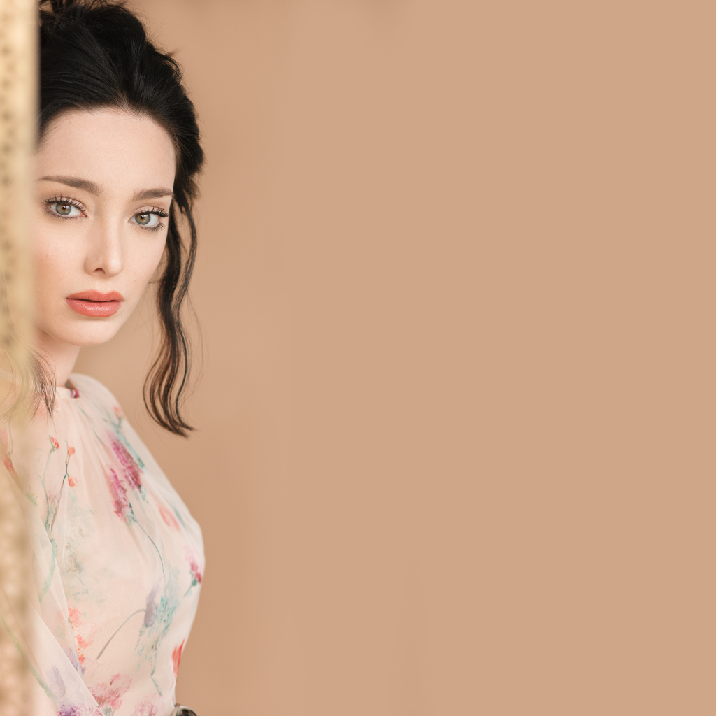 Красивая женщина, актриса Эмма Дюмон за шторой 