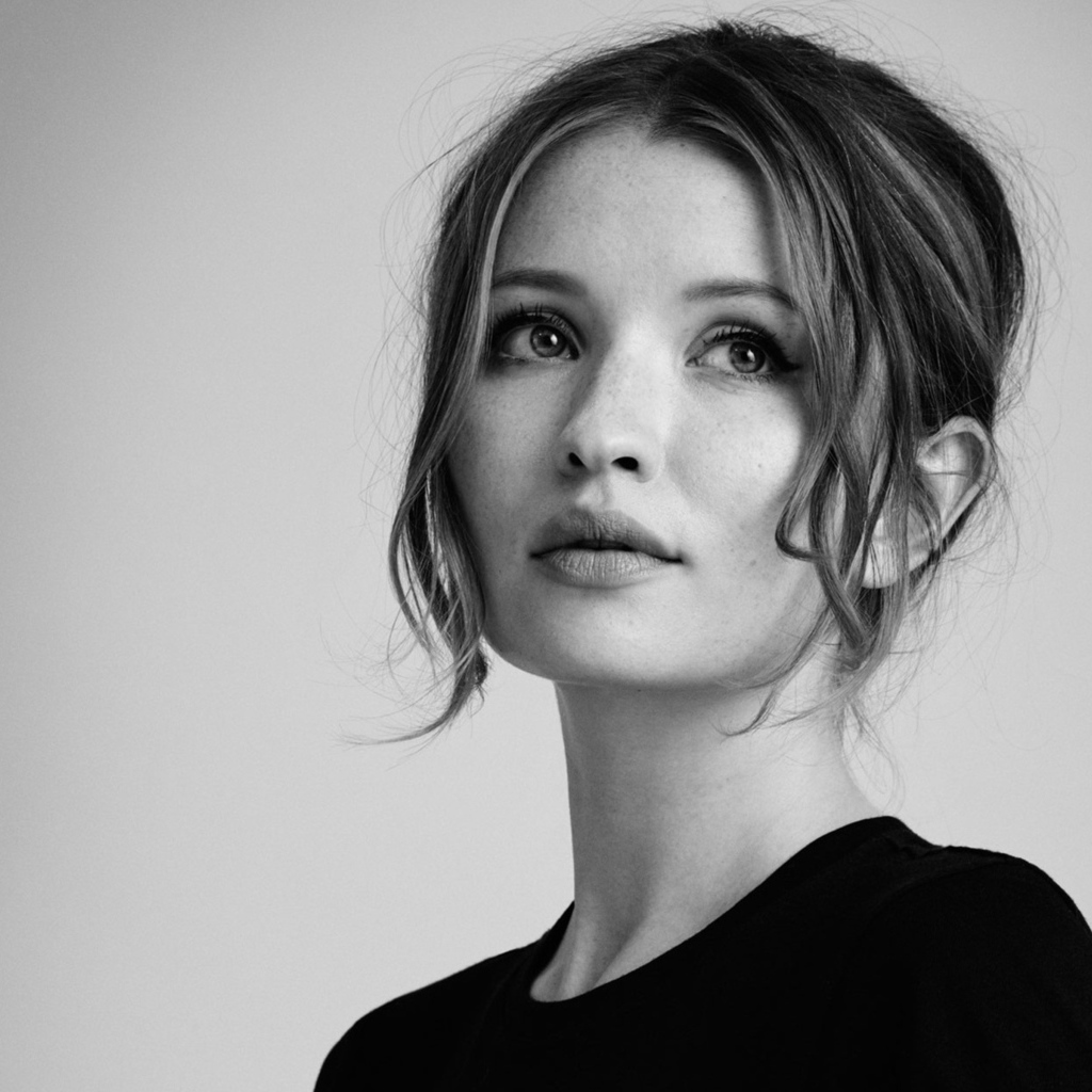 Красивая молодая девушка актриса Эмили Браунинг черно-белое фото