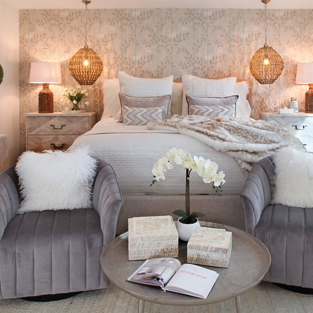 Интерьер спальни с большой кроватью и двумя креслами