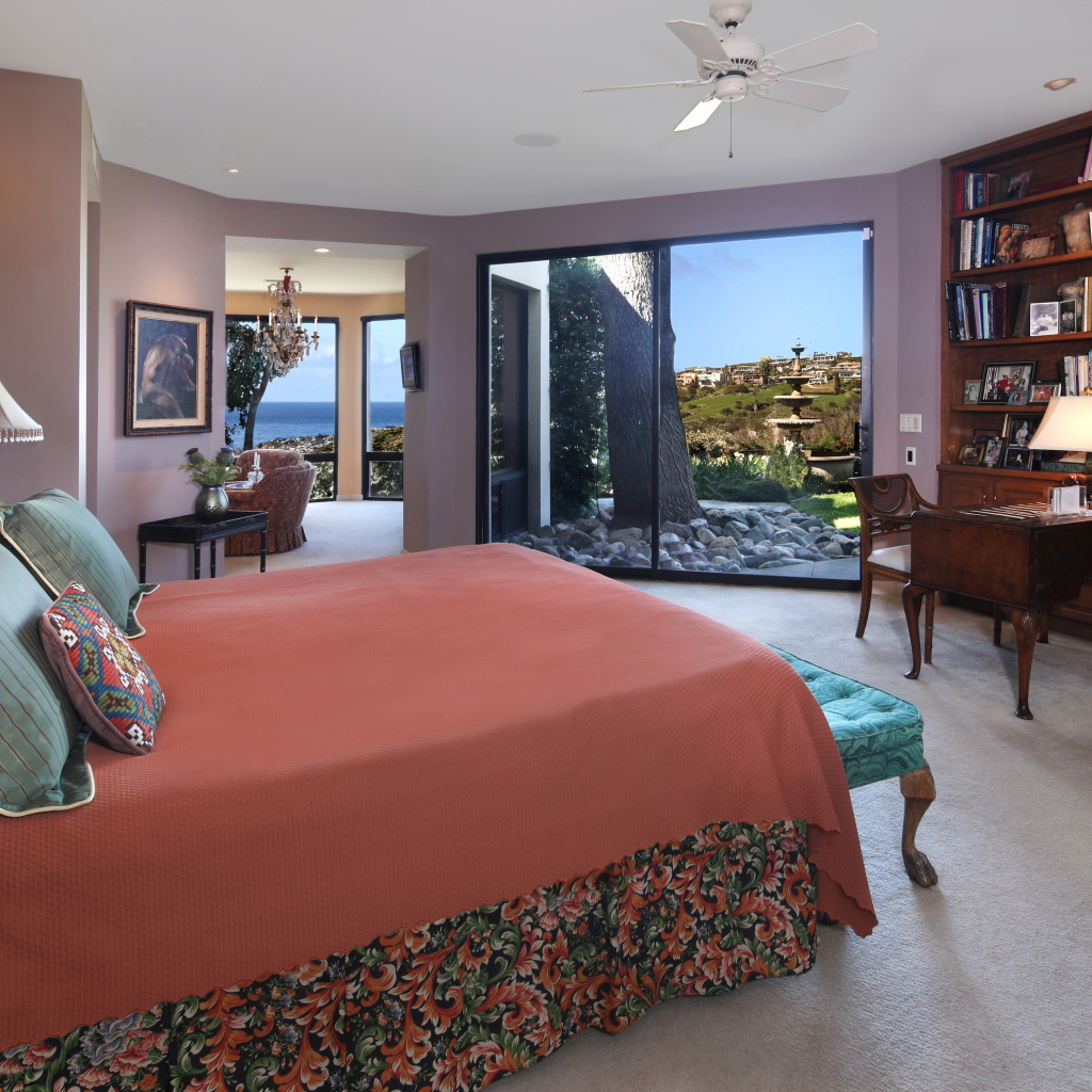 Спальня с большой коричневой кроватью и мебелью