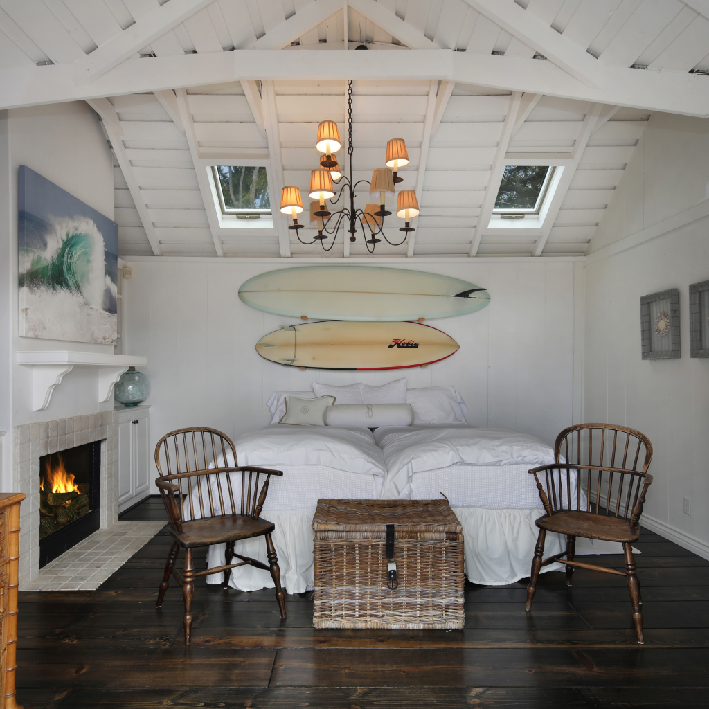 Спальня с большой белой кроватью и камином 