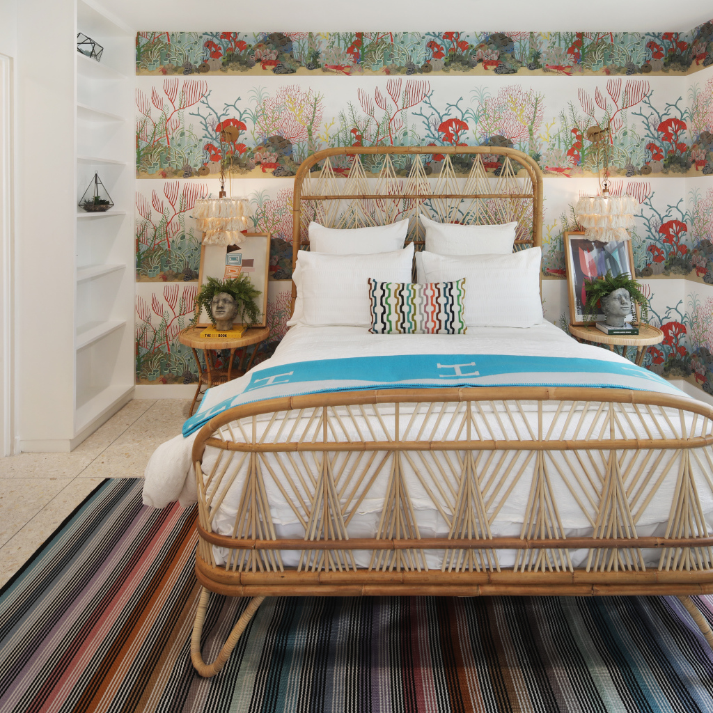 Спальня с большой кроватью  у окна 