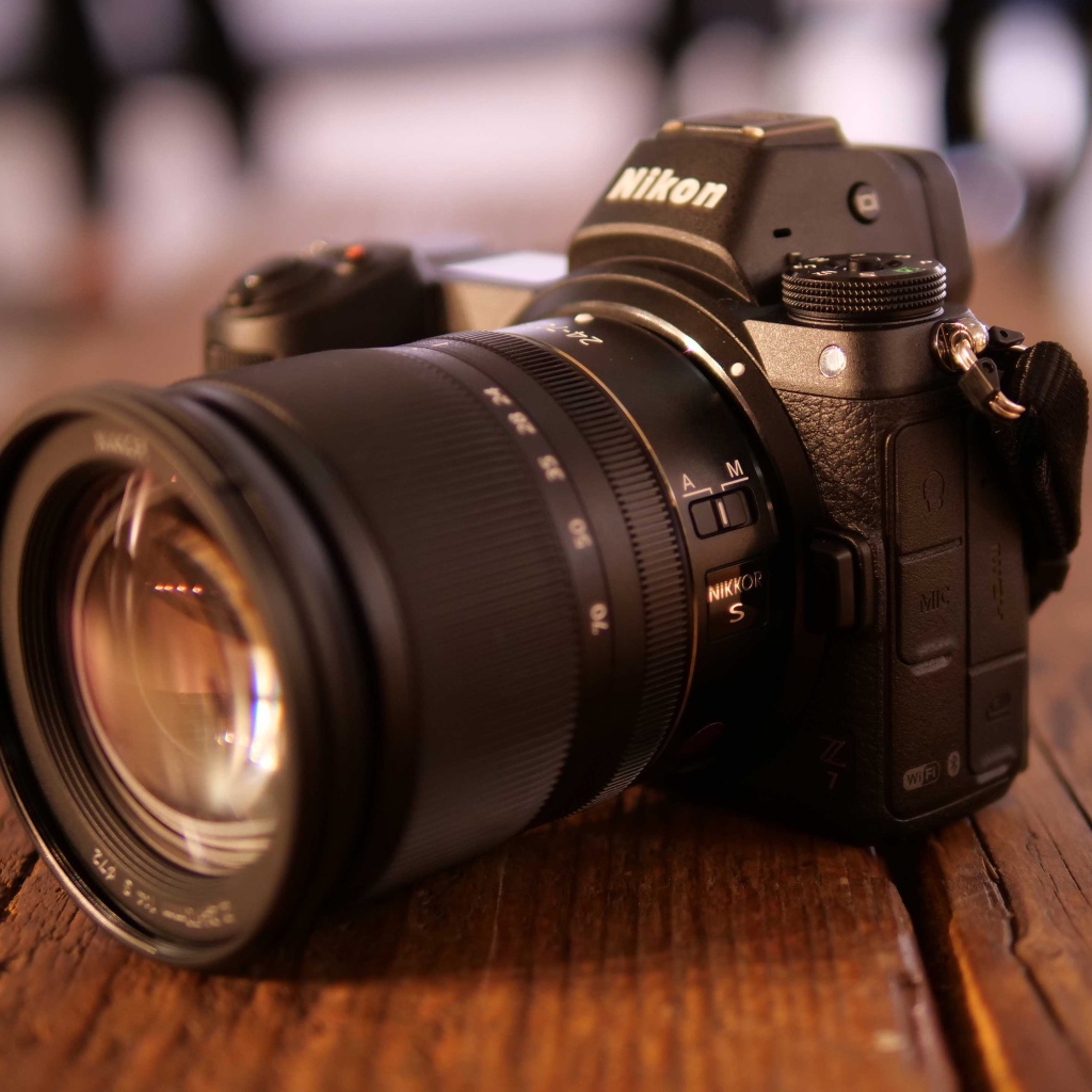 Черный фотоаппарат Nikon Z6 на деревянном столе