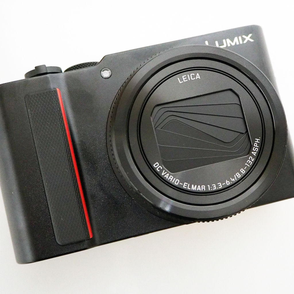 Черный фотоаппарат Panasonic Lumix ZS200  TZ200 на белом фоне