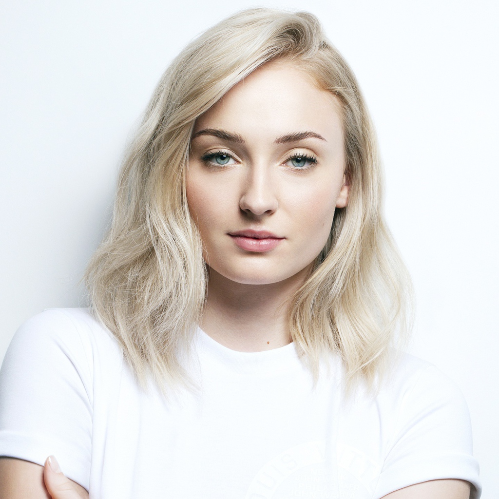 Светловолосая голубоглазая девушка, актриса Софи Тёрнер