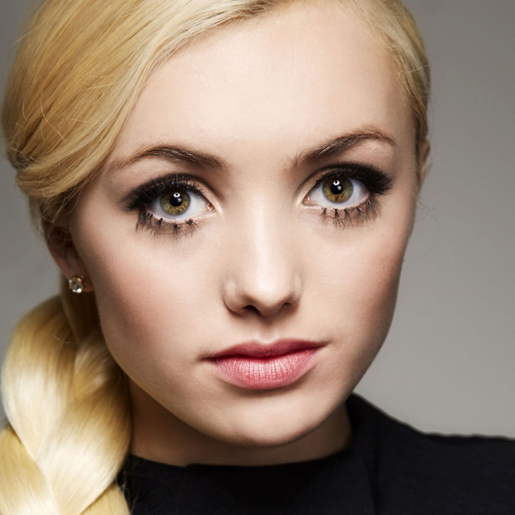 Блондинка с большими глазами, актриса Пейтон Рой Лист лицо крупным планом