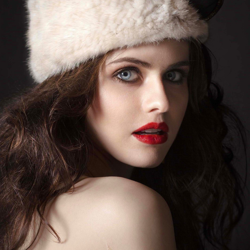 Голубоглазая актриса Александра Даддарио в шапке