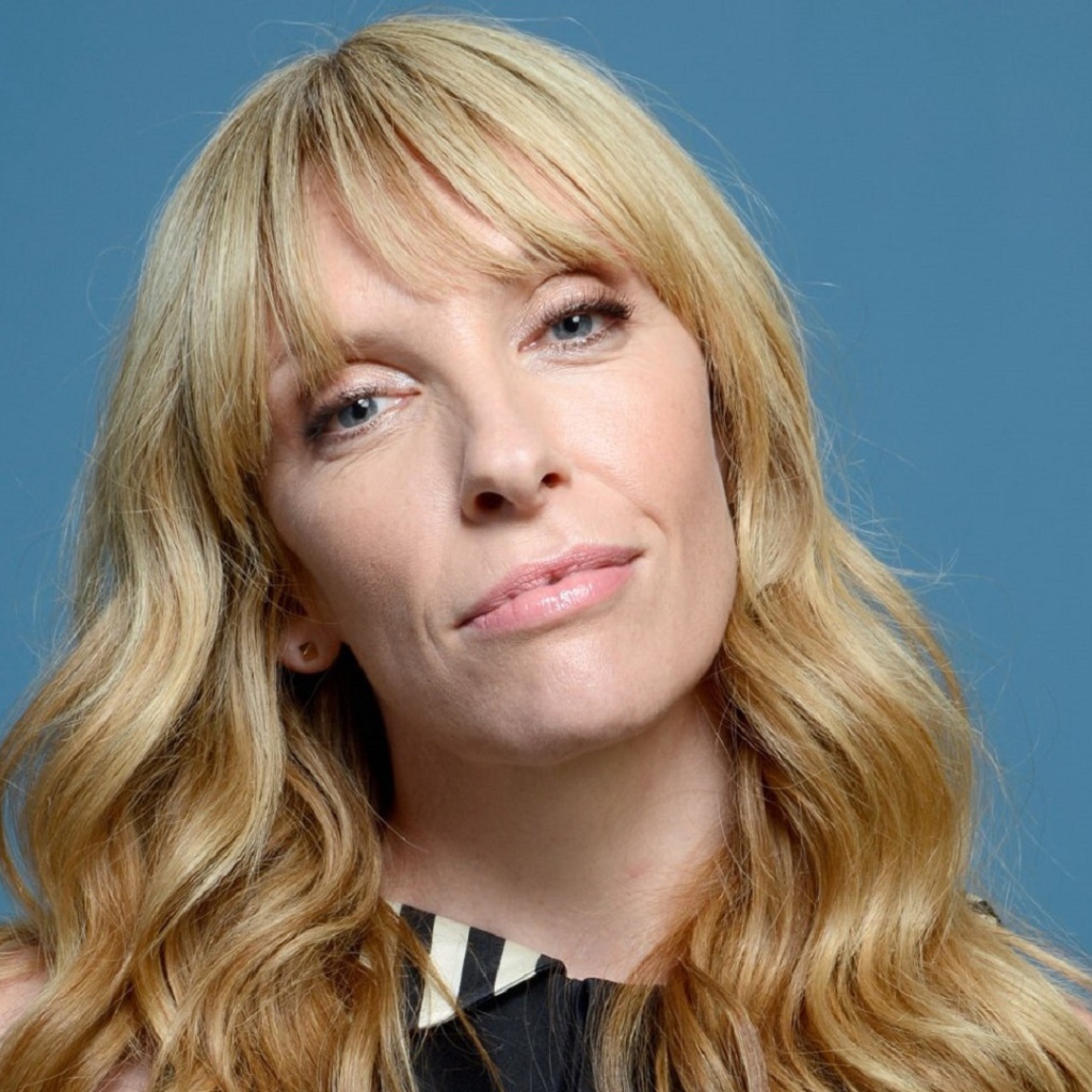 Голубоглазая блондинка, актриса Тони Коллетт на голубом фоне