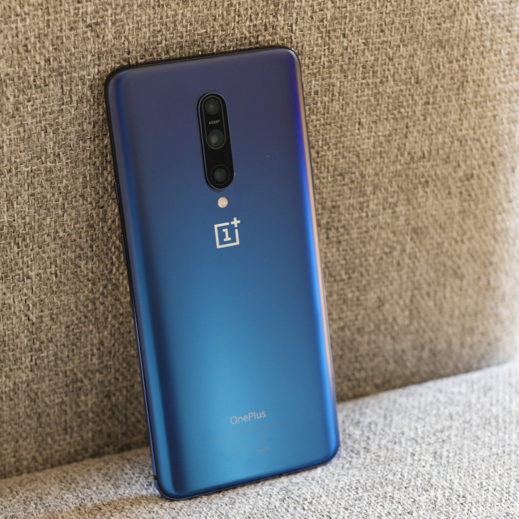 Синий смартфон ONEPLUS 7 на диване