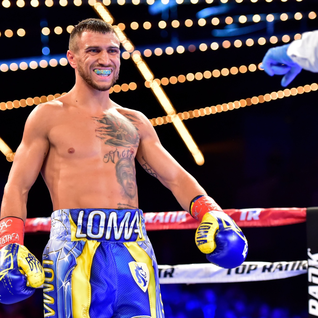 Боксер Василий Ломаченко в боевой форме на ринге