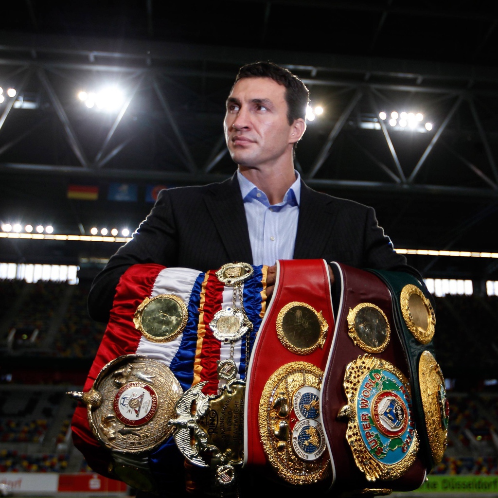 Боксер Владимир Кличко с чемпионскими поясами