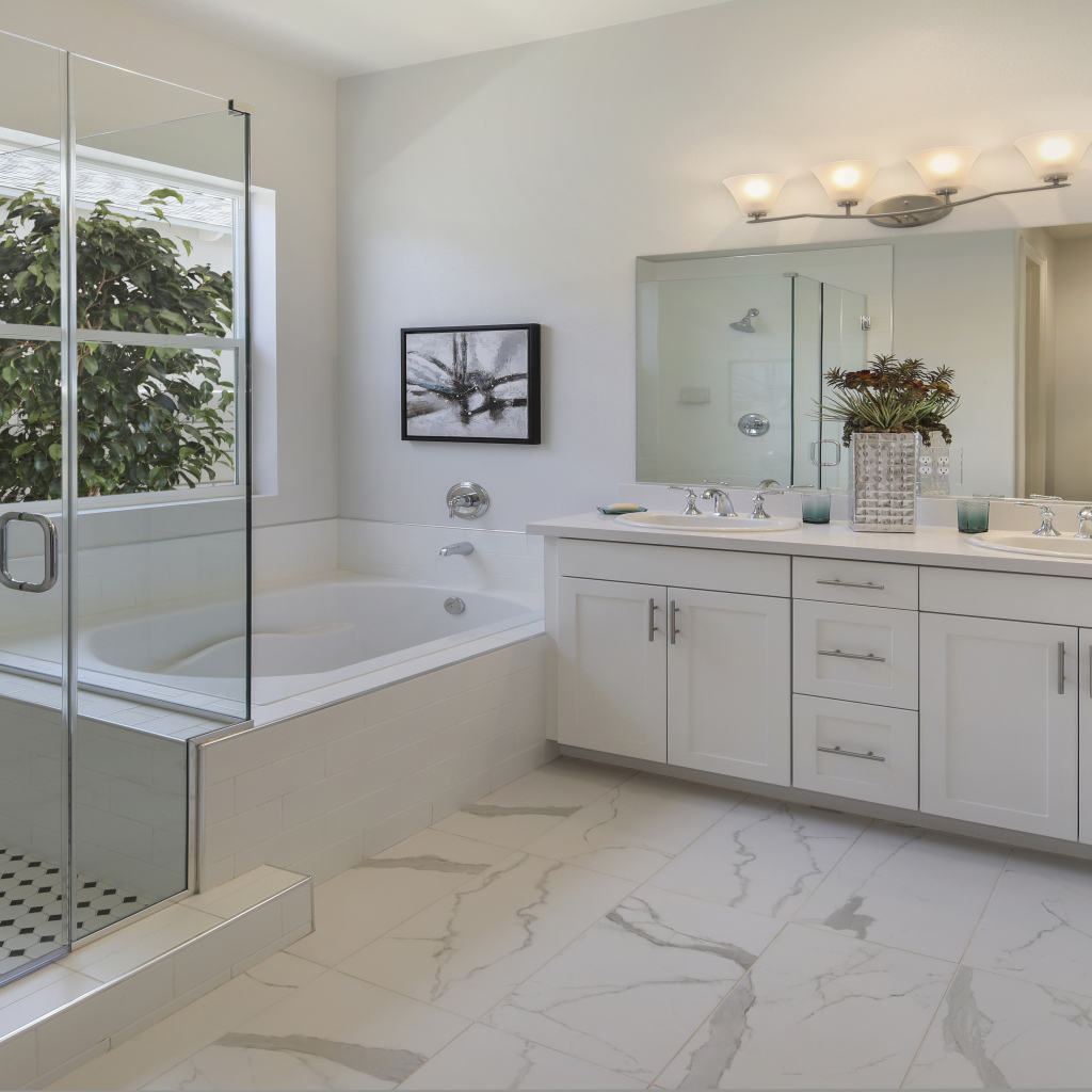 Светлая ванная комната с душем 