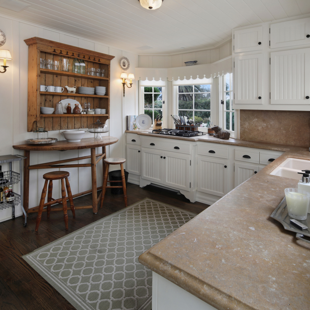 Светлая кухня с гарнитуром и ковром