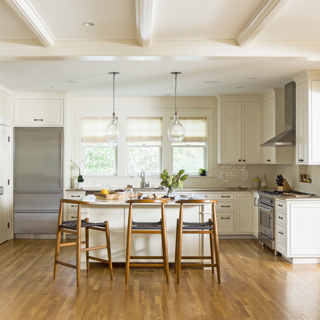 Светлая кухня с деревянными стульями 