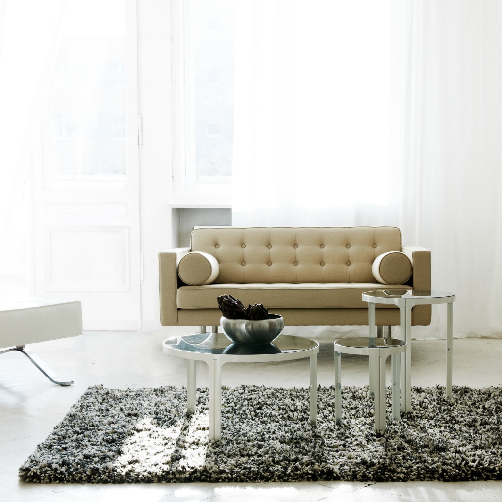 Светлая гостиная с книжным шкафом, диваном и креслом