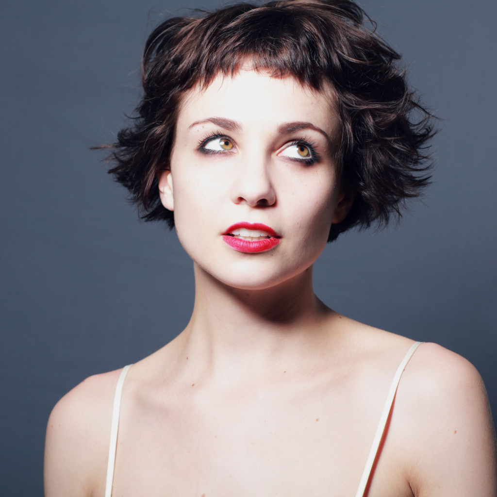 Яркая девушка с короткой стрижкой, актриса Таппенс Мидлтон 