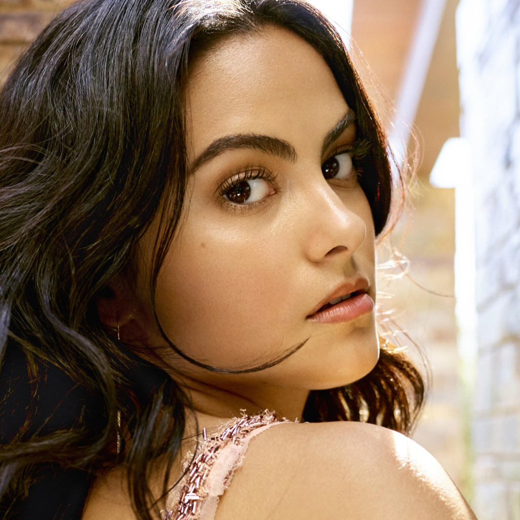 Кареглазая девушка, актриса Камила Мендес лицо крупным планом