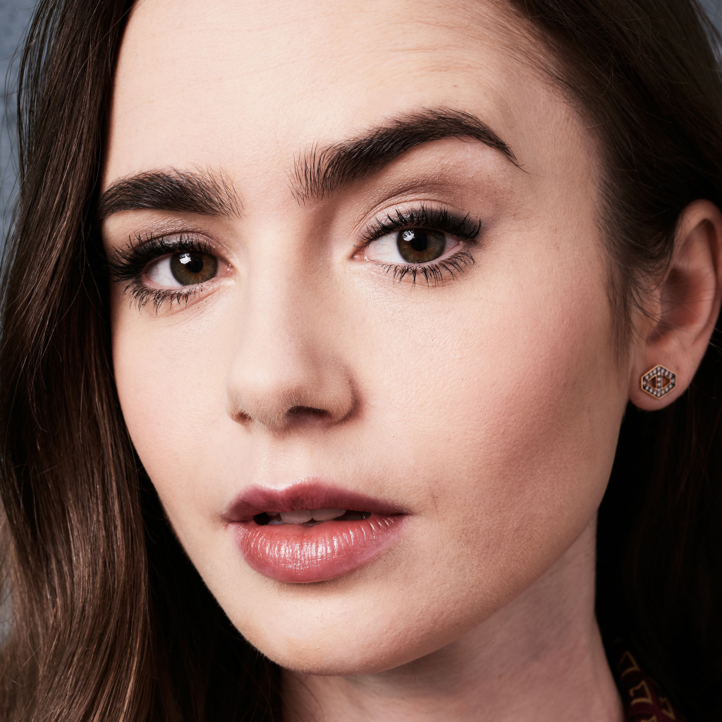 Кареглазая девушка, актриса Лили Коллинз крупным планом