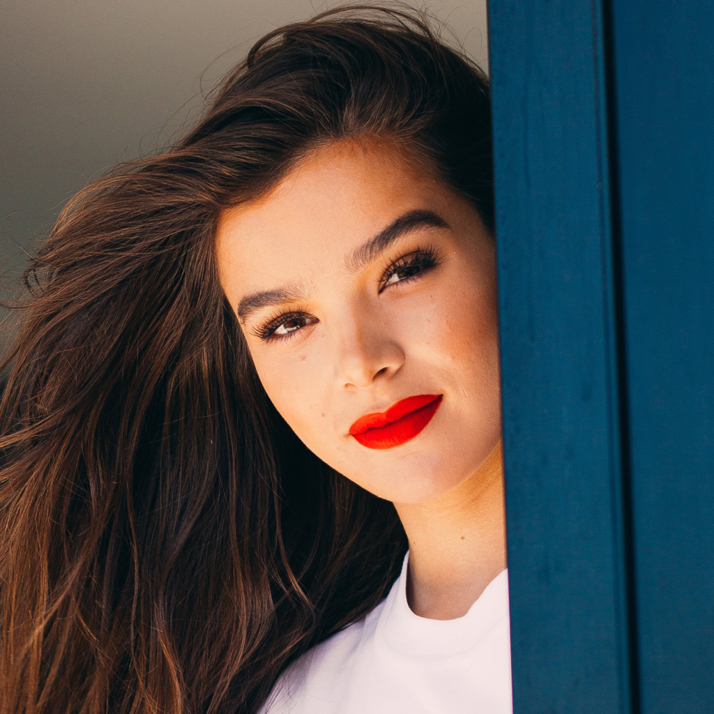 Кареглазая девушка актриса Хейли Стейнфилд с накрашенными губами