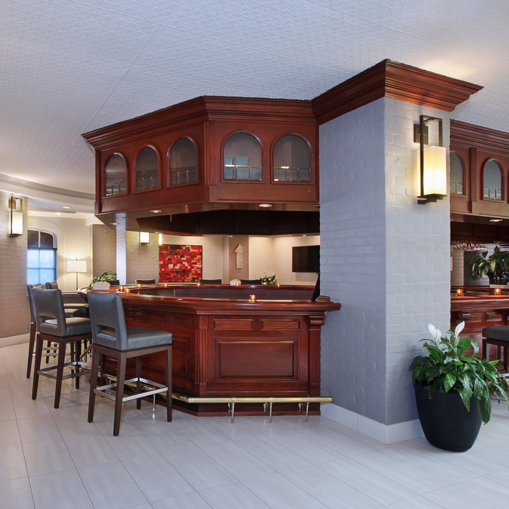 Коричневый деревянный кухонный гарнитур в просторной комнате