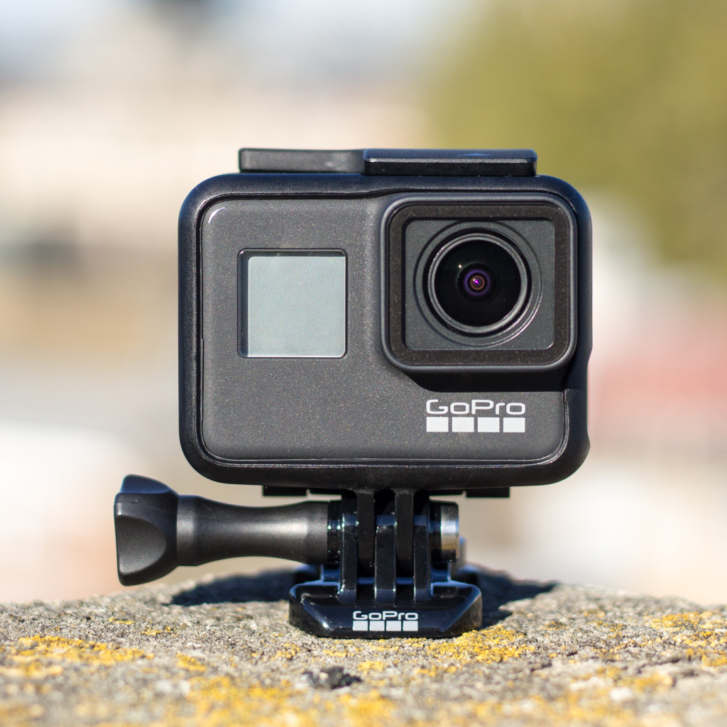 Фотоаппарат GoPro Hero7 Black стоит на камне