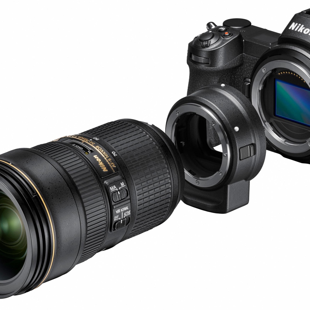 Фотоаппарат Nikon Z7 с объективом на белом фоне