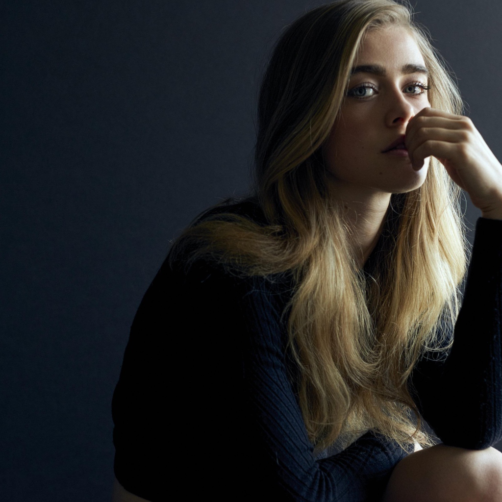 Канадская актриса Мелисса Роксбург на сером фоне