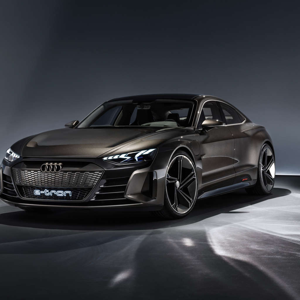 Автомобиль Audi E-Tron GT, 2019 на сером фоне