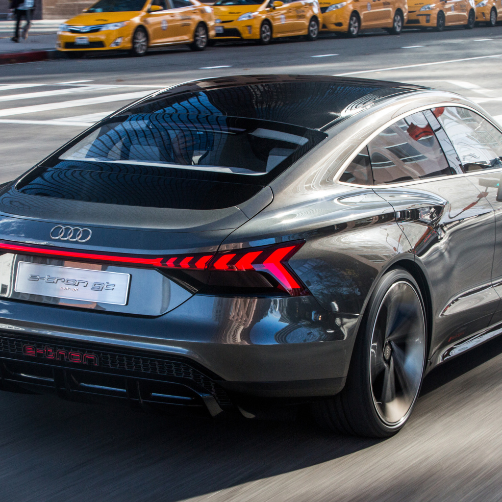 Автомобиль Audi E-Tron GT, 2019 года вид сзади