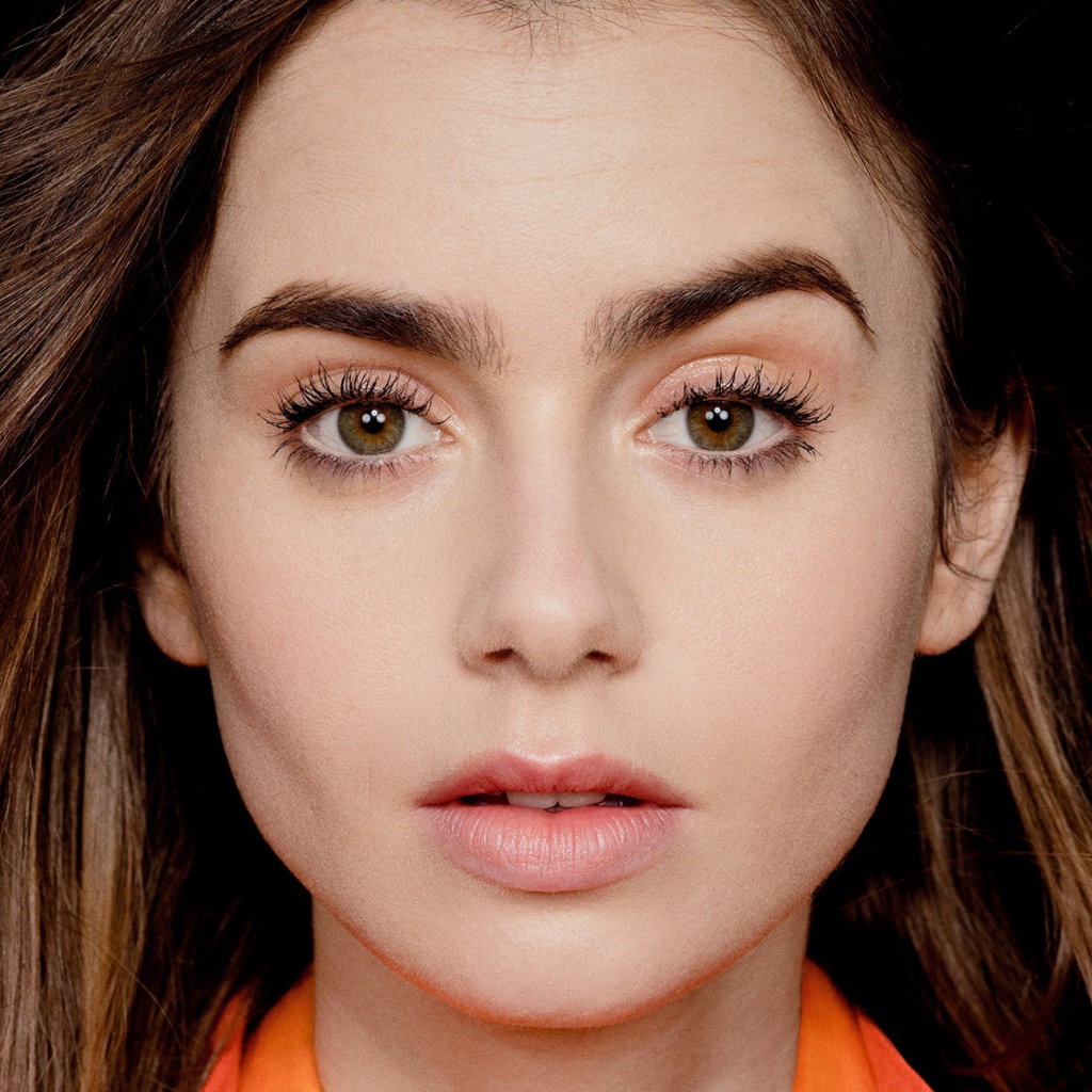 Лицо актрисы Лили Коллинз крупным планом 