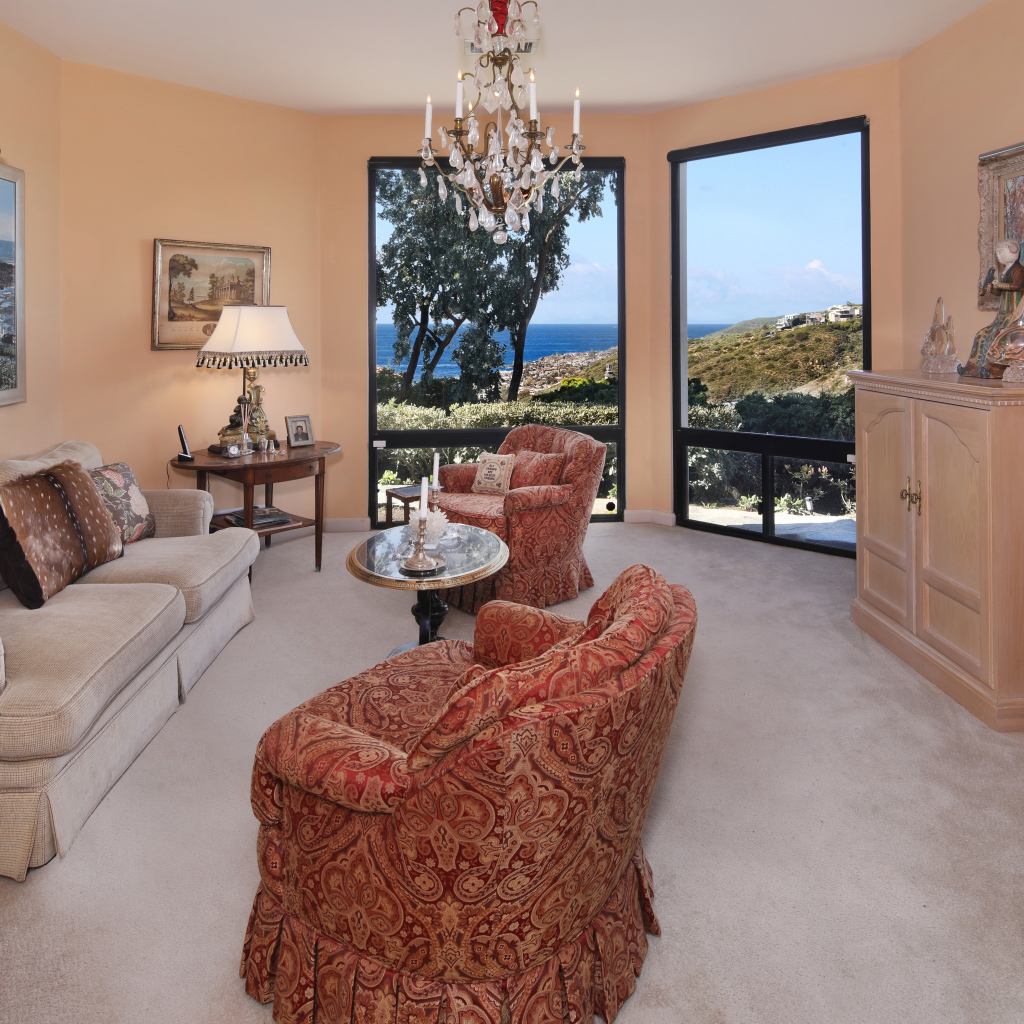 Уютная гостиная с мебелью и большими окнами