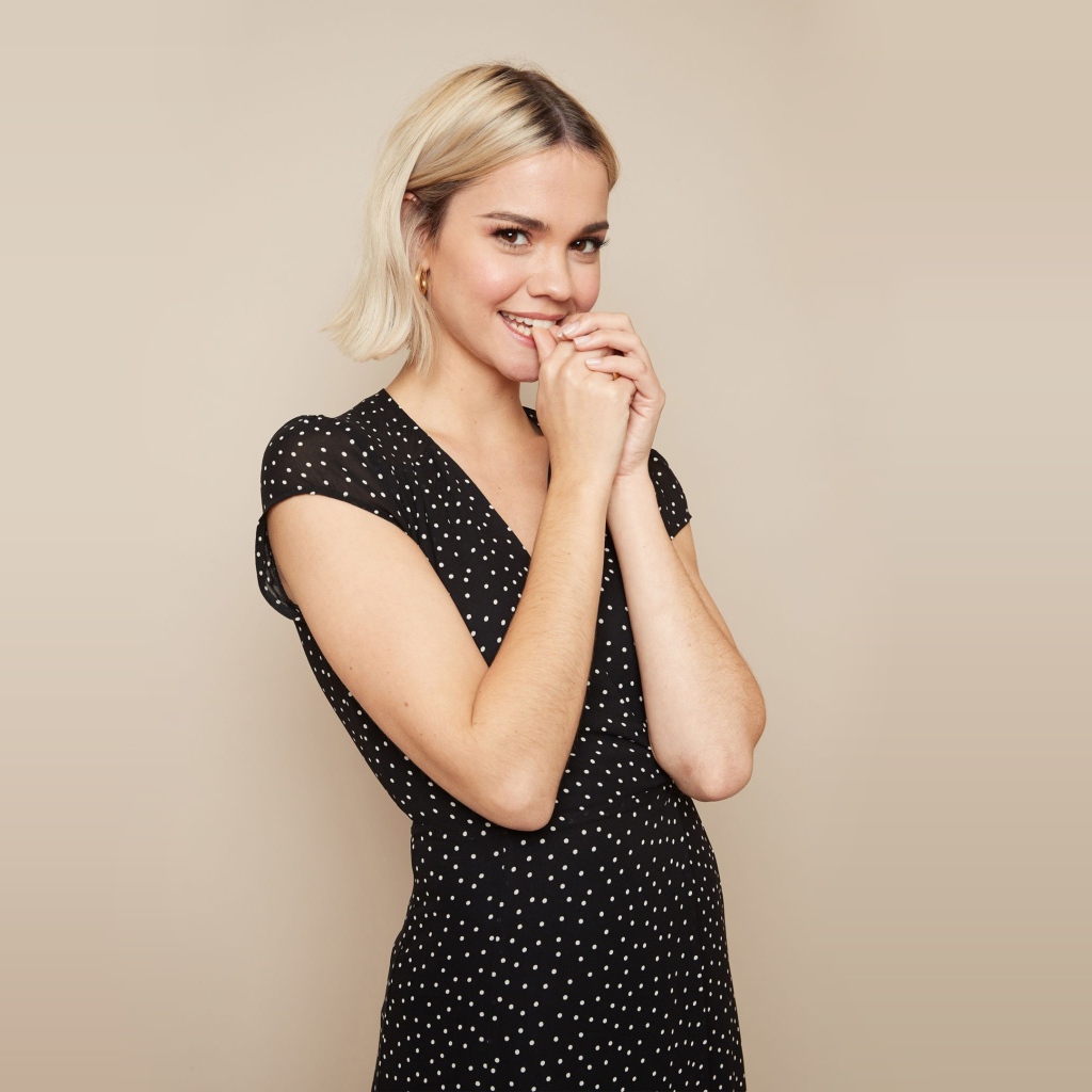 Милая девушка блондинка, актриса Майя Митчелл