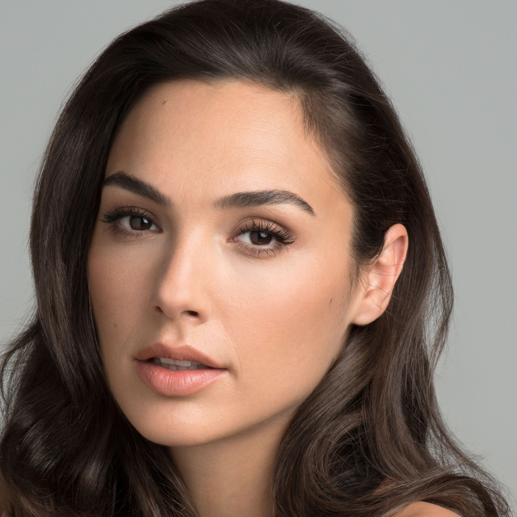 Нежная Галь Гадот на сером фоне