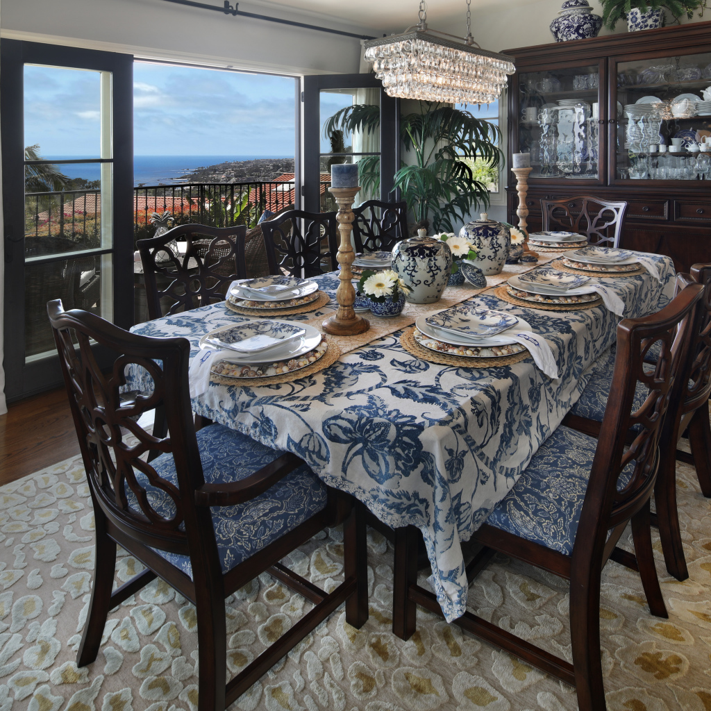 Столовая комната с большим дубовым столом  и красивой посудой