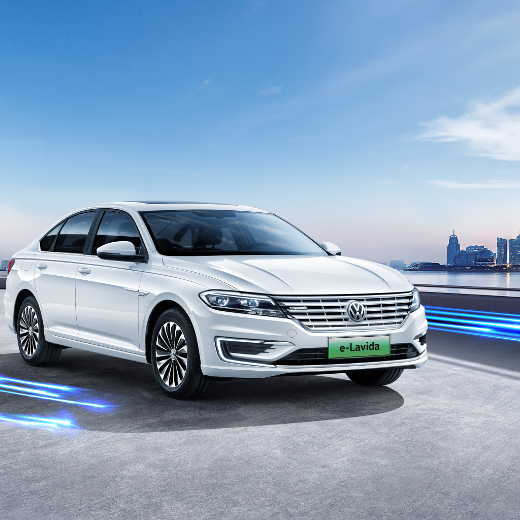 Электромобиль Volkswagen E-Lavida 2019 года на заправке 