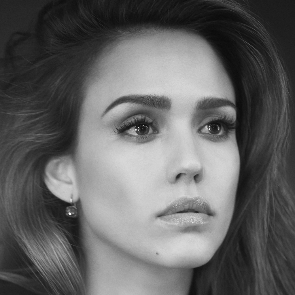 Лицо актрисы Джессики Альбы черно белое фото 