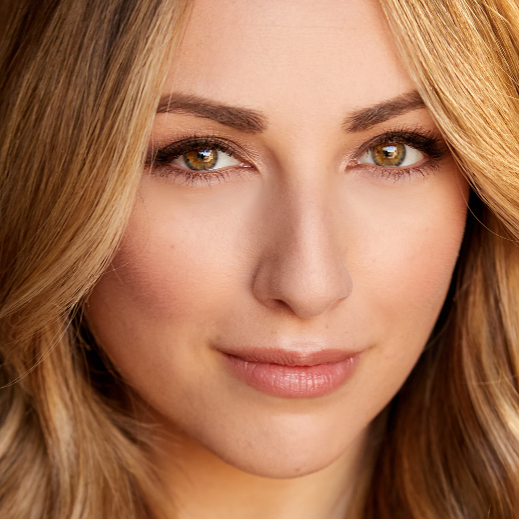 Лицо актрисы Никки Поснер крупным планом